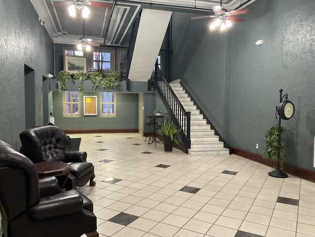 Photo - 112 W Washington Blvd