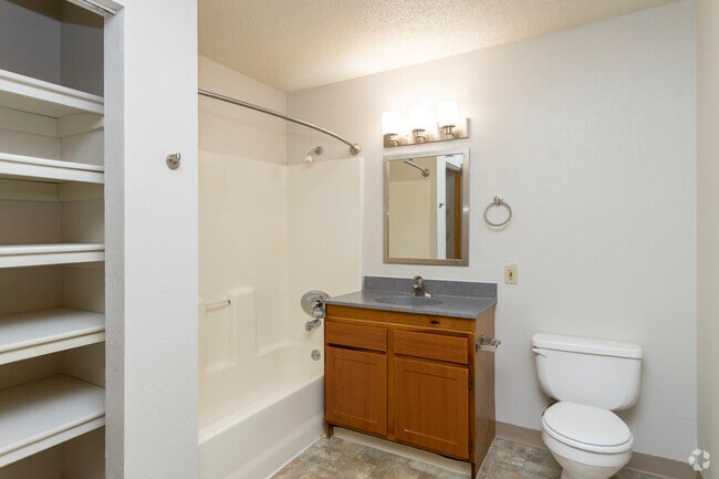 1BR, 1BA - 750SF