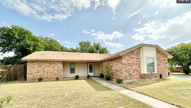 Building Photo - Inviting  3 Bedroom 2 Bath with fireplace