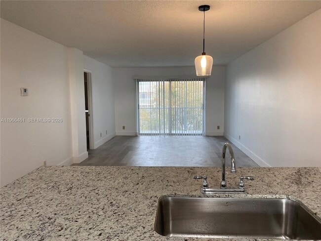 Photo - 1075 Riverside Dr Unidad 405