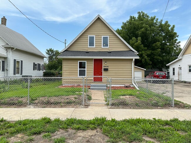 3 Bedroom 2 Stall Detached Garage Fairgrounds - 3 Bedroom 2 Stall Detached Garage Fairgrounds House