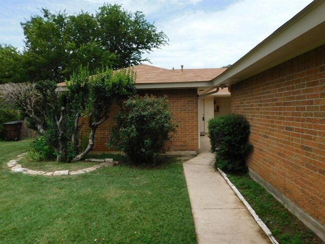 Building Photo - 806 Country Aire Dr Rental