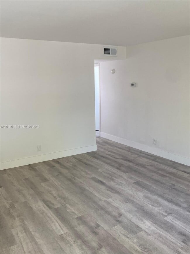 Photo - 9920 NW 68th Pl Unidad 202