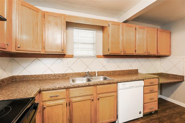 Photo - 1105 Locust Dr