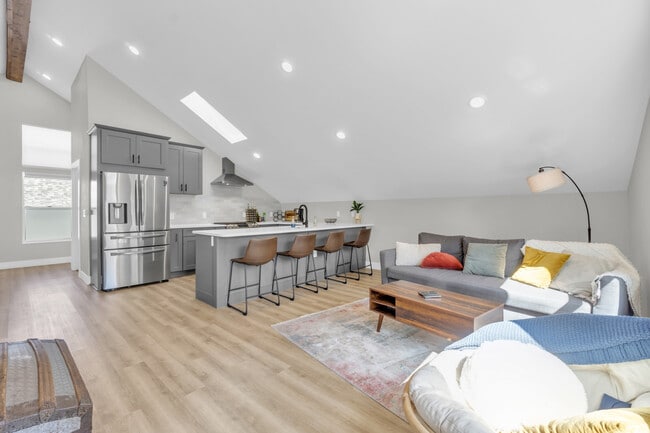 Building Photo - 646 S Lincoln St Unit 2