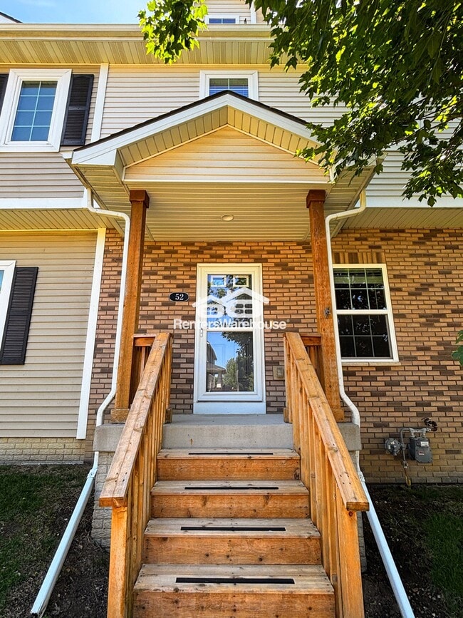 52 SE Booth Ave