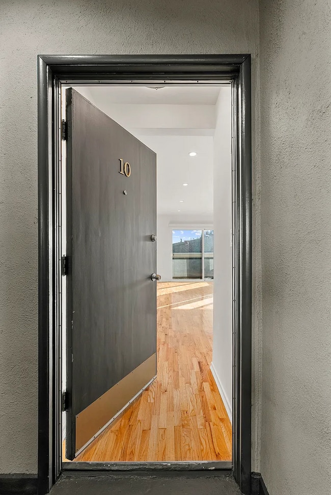 Beautiful clean/private building in one of... - Beautiful clean/private building in one of... Unit APT 10