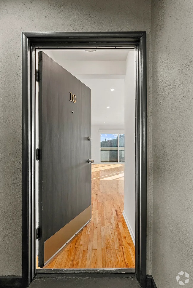 Building Photo - Beautiful clean/private building in one of... Unit APT 10