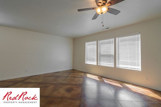 Photo - DOG-FRIENDLY 4 Bedroom Townhome with INTERNET INCLUDED!