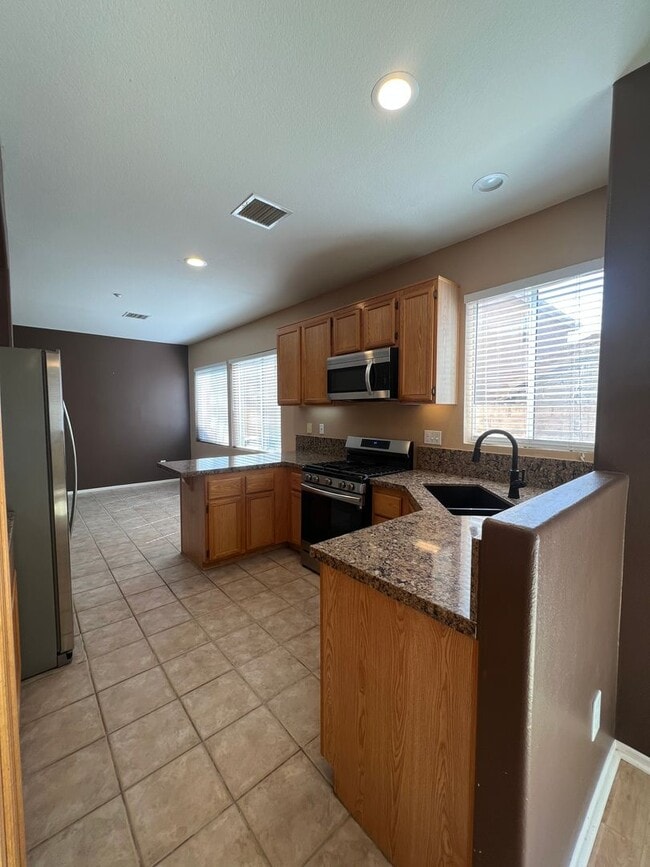 Photo - 3 Bed, 2.5 Bath Townhome in gated Park Lane Community