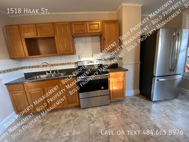 Building Photo - 1518 Haak St Rental