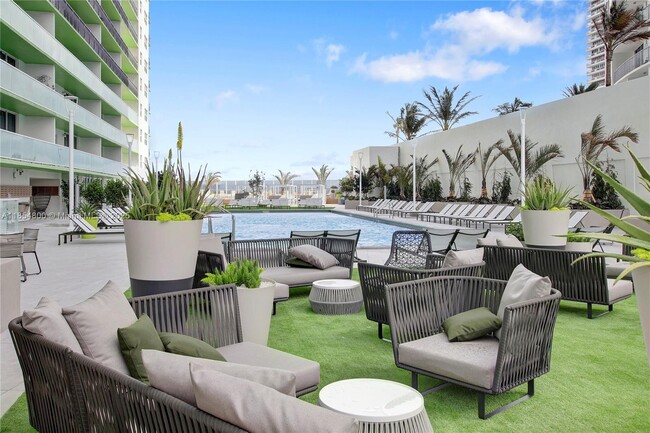 Building Photo - 1756 N Bayshore Dr Unit 18G Rental
