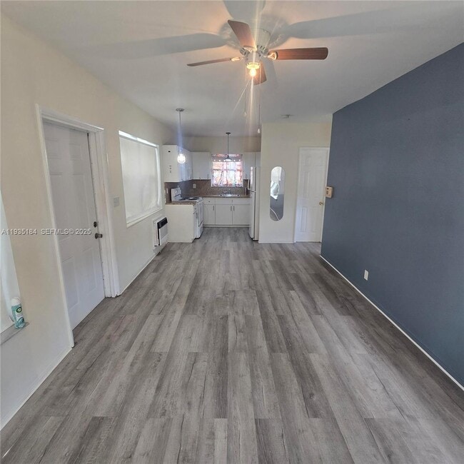 Building Photo - 108 SE 10th Ave Unit Rear