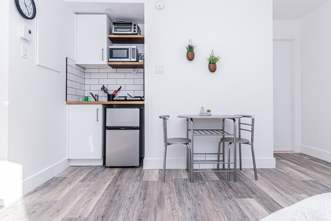 Building Photo - 1424 Rue Saint-Timothée