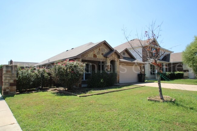 Photo - New in Management ! Spacious & Stylish Liv...