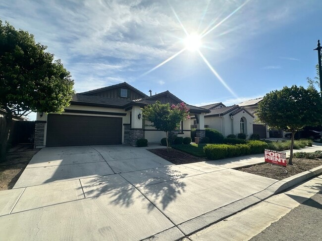Building Photo - NW Visalia home coming soon!