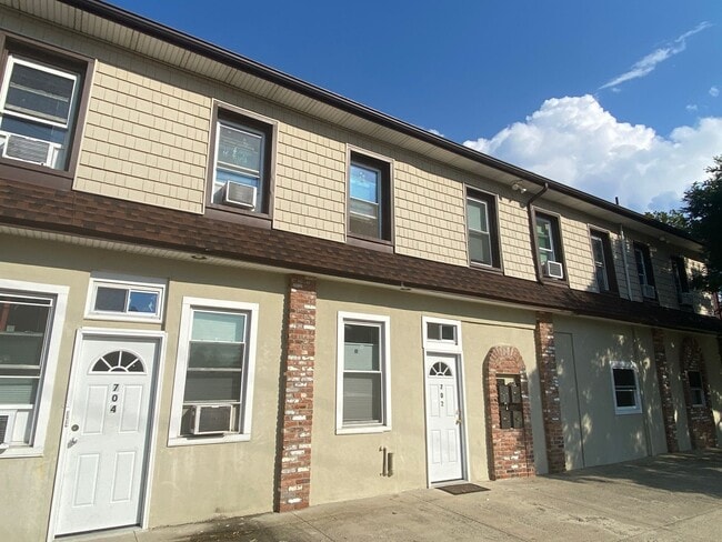 Building Photo - 700 Emory St Unit 704 Emory St. - 3