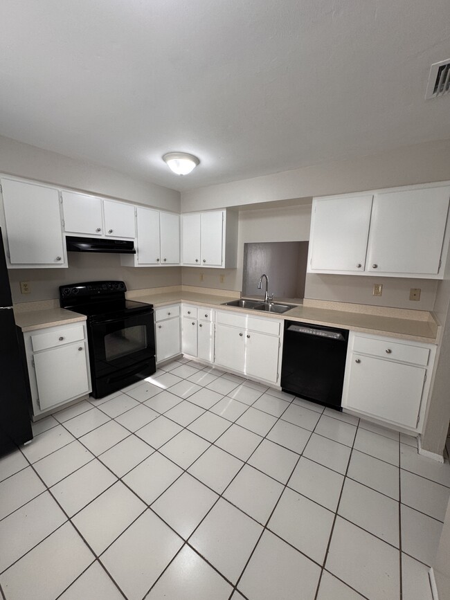 Building Photo - 533 SE 6th Terrace Unit 1