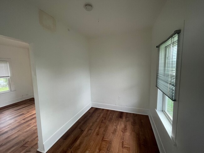 Building Photo - Cozy one bedroom with den and 1 car garage. Nicely located right in the middle of town.