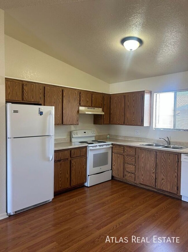 Building Photo - 465 W Ivyglen St Unit 205 Rental