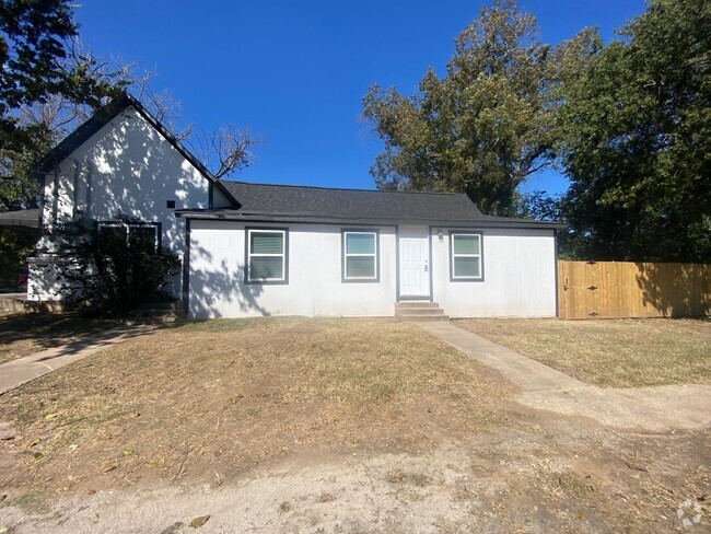 Building Photo - 2 Bedroom 1 Bathroom Duplex Unit 1113 S Walnut St. #B Rental