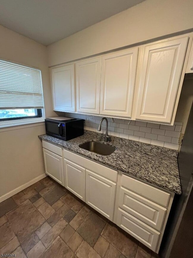 Building Photo - 401 US-22 Unit D