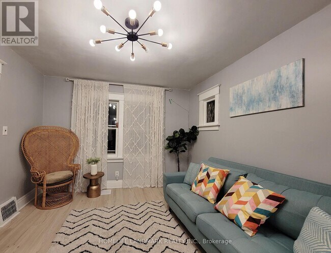 Photo - 5765 Byng Ave