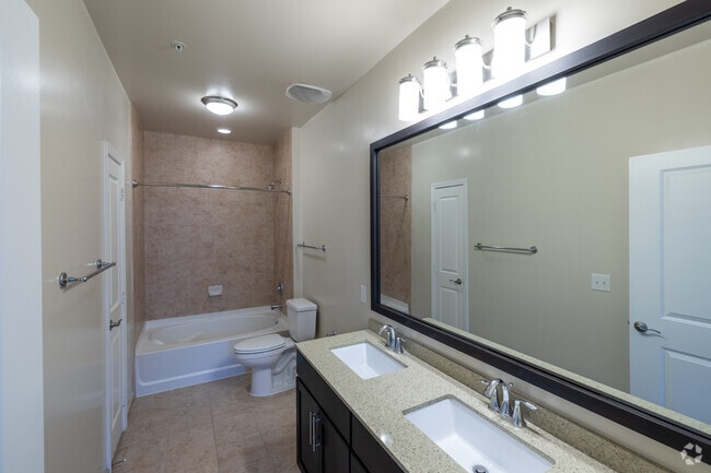 2BR, 2BA - 1,086SF - Primary Bathroom