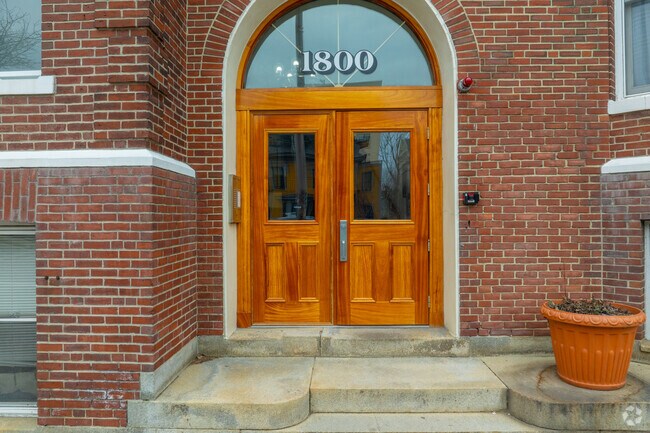 Entrada - 1800 Massachusetts Ave