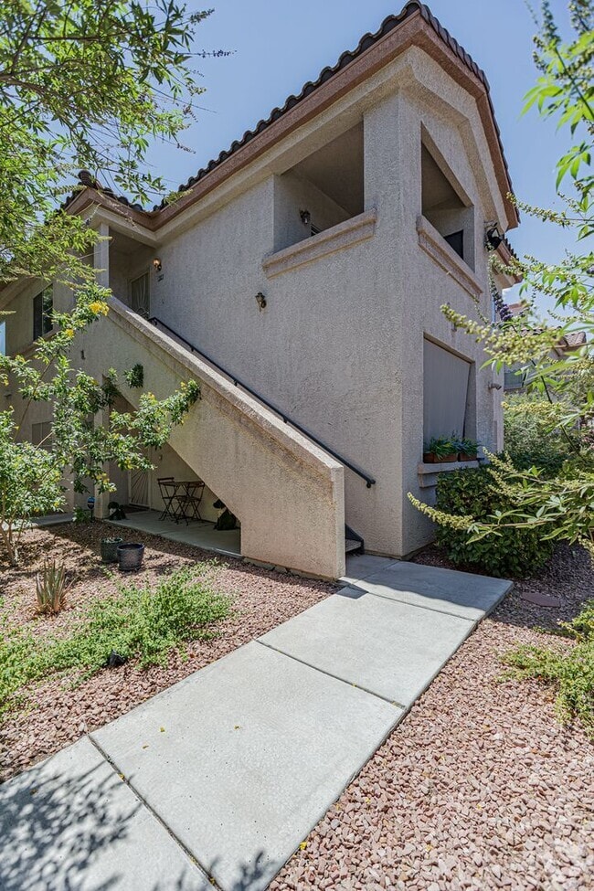 Building Photo - Upstairs condo in gated community Unit 203