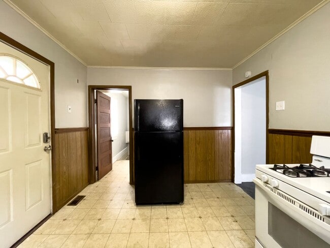 Photo - 2 Bedroom Home, Fenced in Backyard + Garage! Available Now!