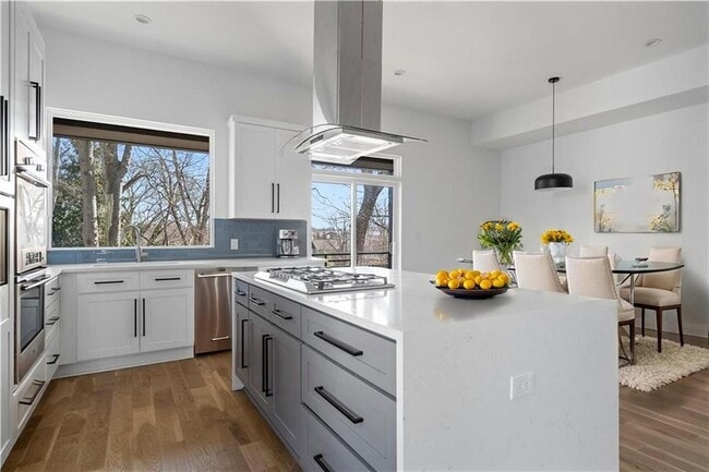 Photo - 147 Hutchinson St NE