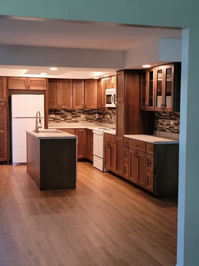 Photo - 943 Clark Dr