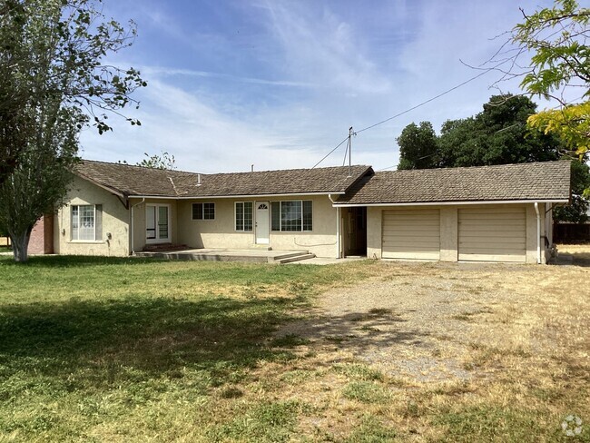 Building Photo - **NOW AVAILABLE!! COUNTRY HOME IN LOS BANOS