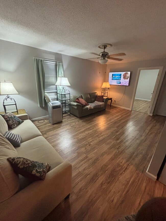 Building Photo - 311 Railroad St Unit Apt. B