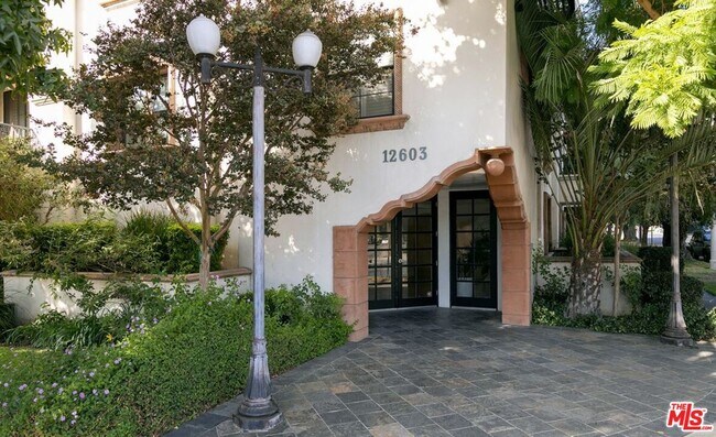 Building Photo - 12603 Moorpark St Unit 207 Rental