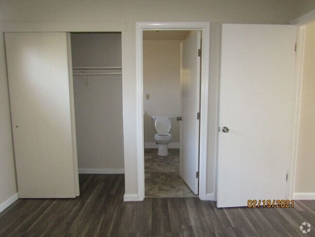 Building Photo - Cozy Updated One Bed One Bath Apartment Ne... Unit 716