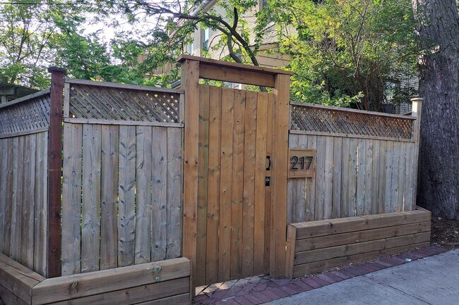 Photo - 215 Carlton St. Unit 2