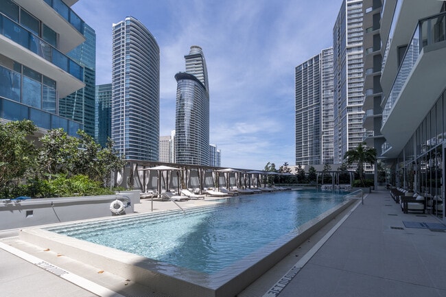 Piscina y cabañas del complejo