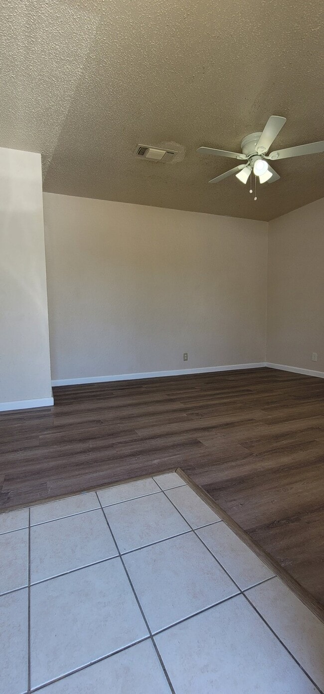 Building Photo - 728 N Main St