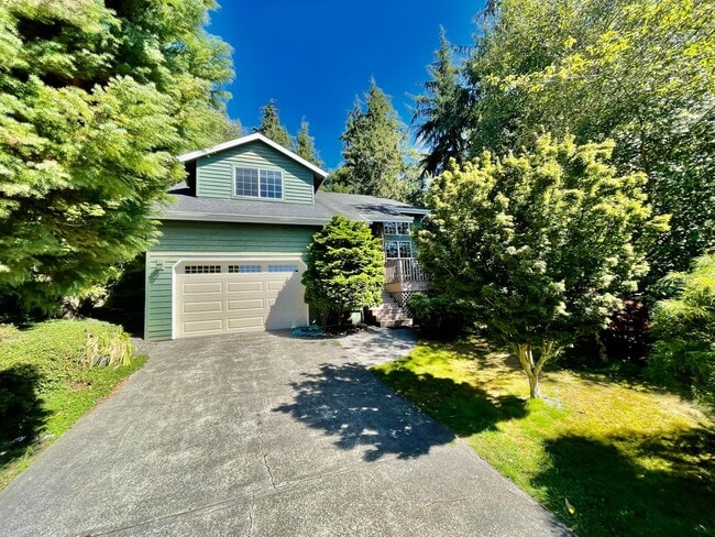 Building Photo - 3 Bedroom, 1 Bonus office/craft Room and 2.5 Bath Home