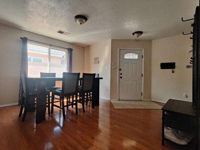 Photo - 420 Sawtooth St SE