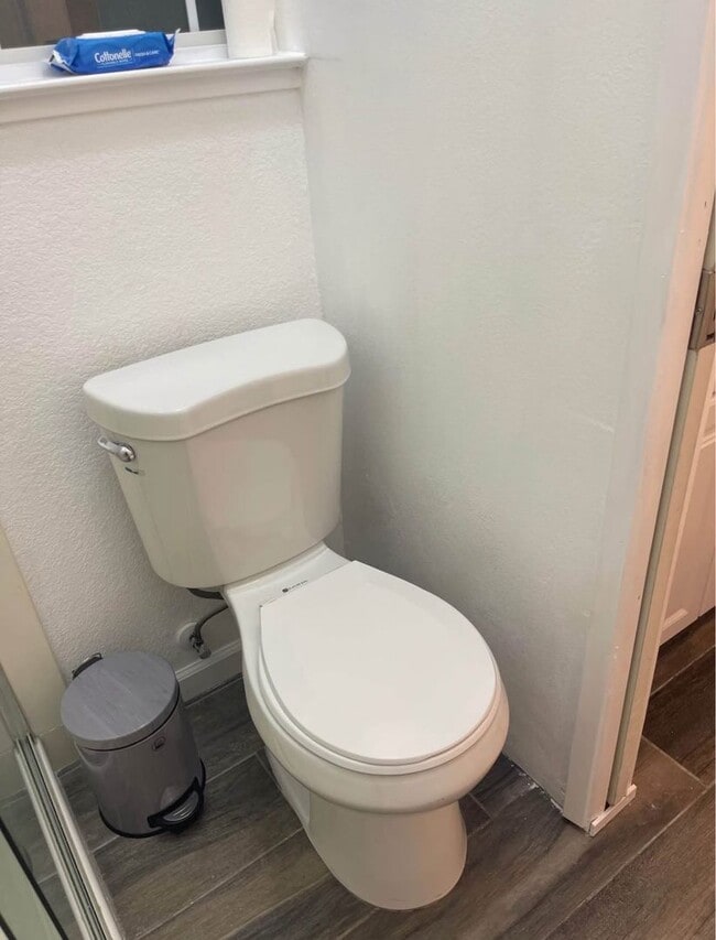 Photo - RARE STUDIO IN WONDERFUL CENTRAL BRENTWOOD COMMUNITY..ONE BEDROOM/BATH/KITCHENETTE