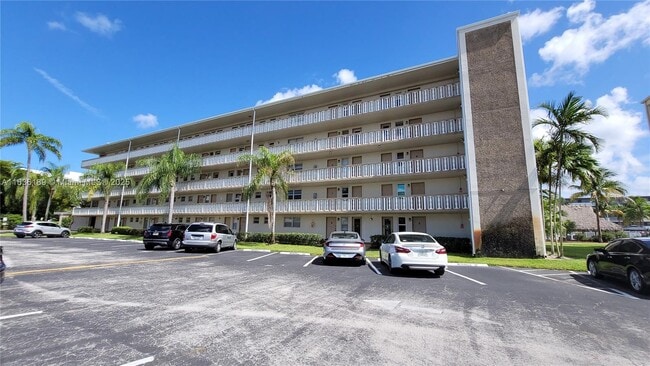 Building Photo - 4650 Washington St Unit 110