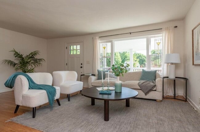 Photo - 402 E Calumet Rd