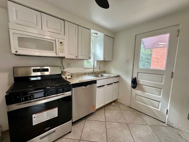 Photo - 975 Elizabeth St