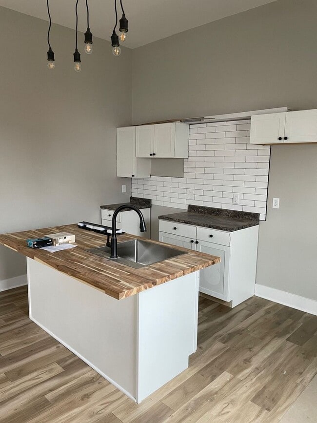 Photo - Shelby Park Amazing Newly Renovated 2 Bedr...