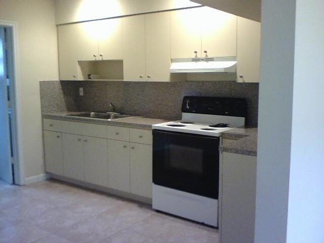Kitchen with ample cabinet and counter space - 981 NE 36th St Unit 1
