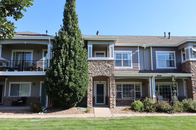 Building Photo - Spacious 2 Bed, 2.5 Bath Fort Collins Town... Rental