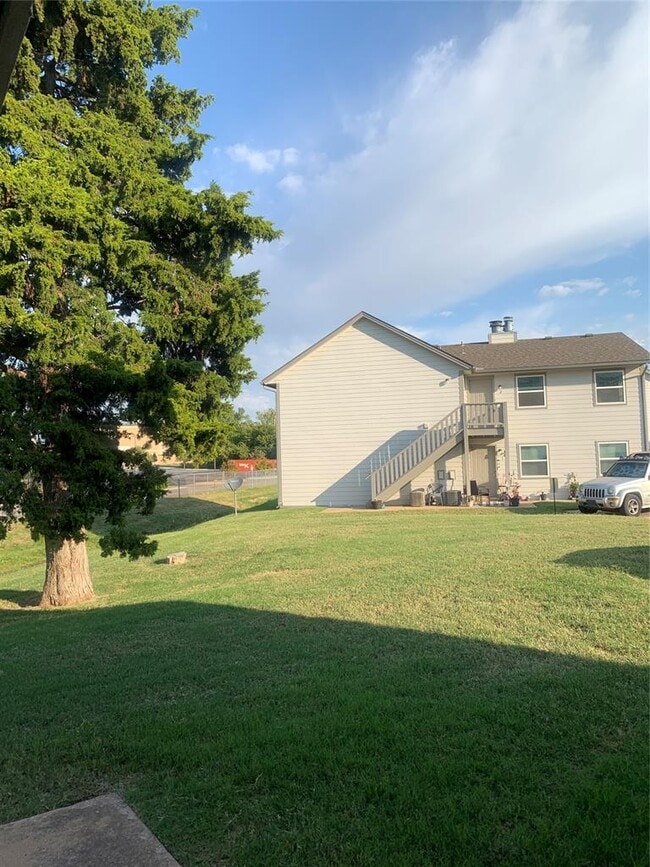 Building Photo - 320 Falcon Ct Unit 3